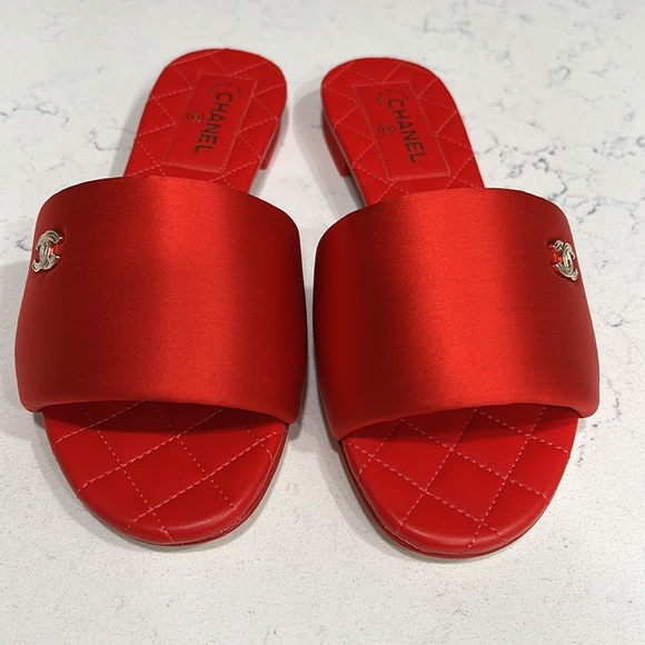 Brand new Chanel slides in red. Size 35 - Picture 2 of 7